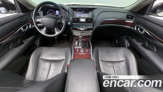 Infiniti Q70 — interior