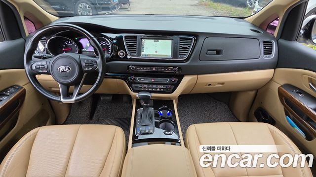 Kia Carnival — interior