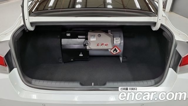 Hyundai Avante — interior