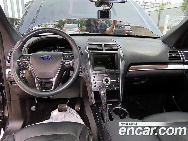 Ford Explorer — interior