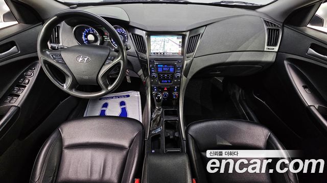 Hyundai Sonata — interior