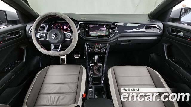 Volkswagen T-Roc — interior
