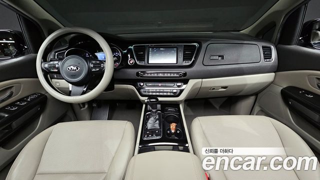 Kia Carnival — interior