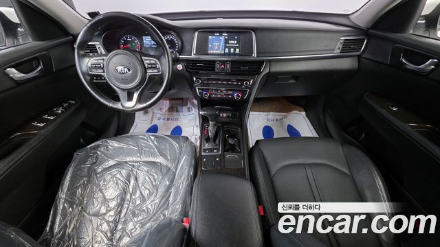 Kia K5 — interior