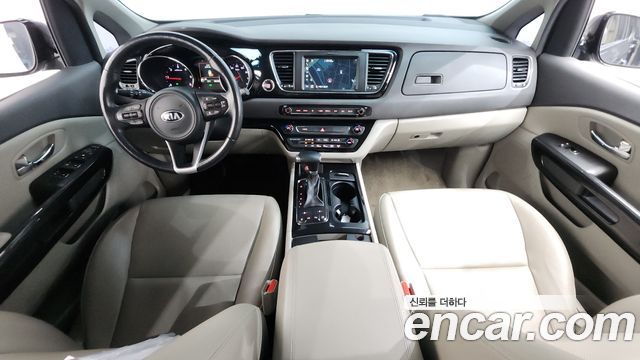 Kia Carnival — interior
