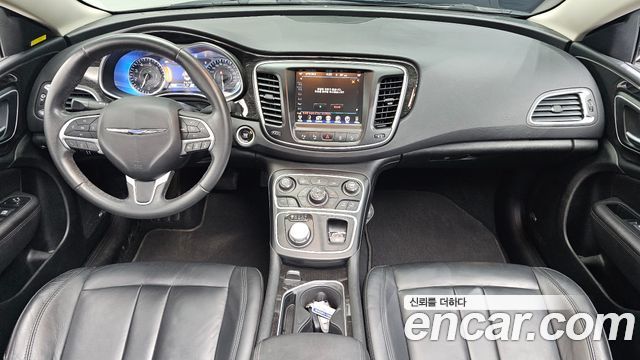 Chrysler 200 — interior