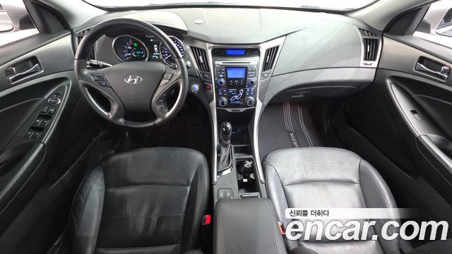 Hyundai Sonata — interior