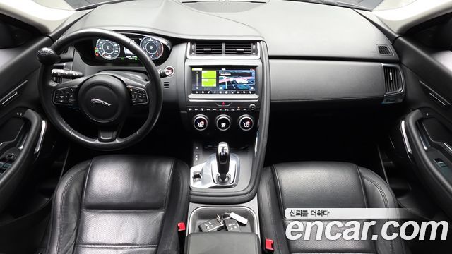 Jaguar E-Pace — interior