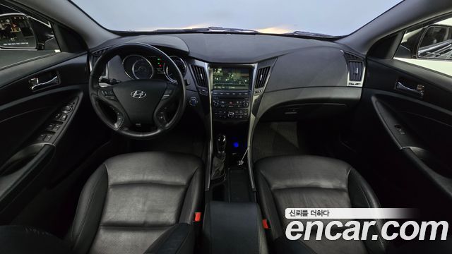 Hyundai Sonata — interior