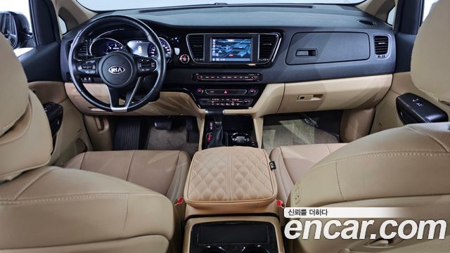 Kia Carnival — interior