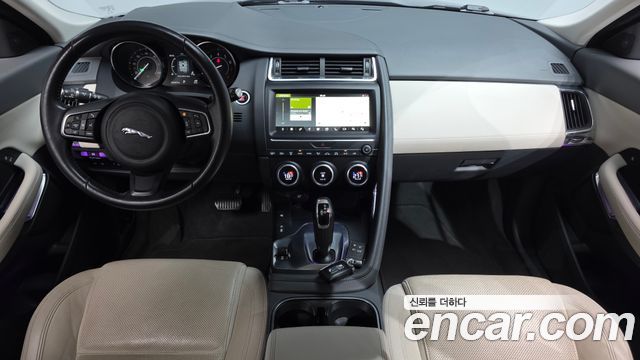 Jaguar E-Pace — interior