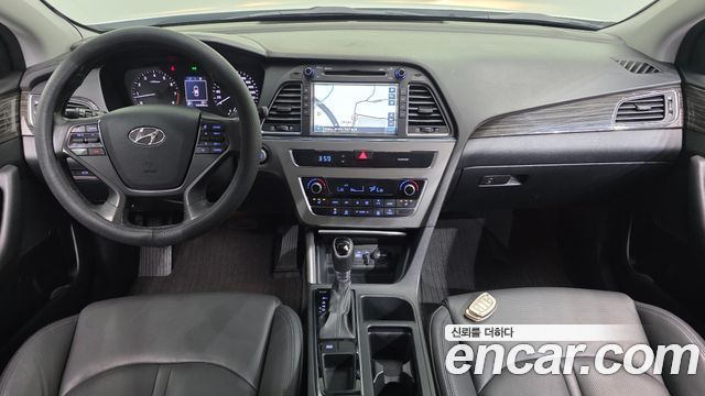 Hyundai Sonata — interior