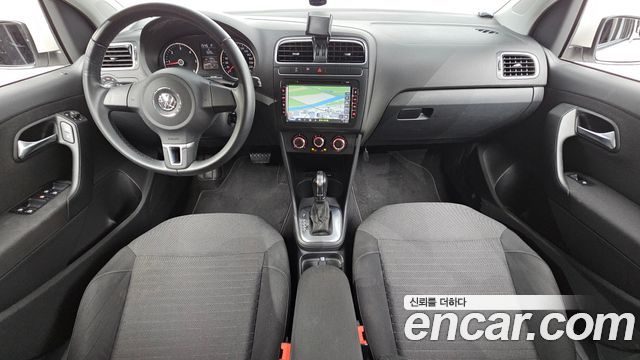 Volkswagen Polo — interior