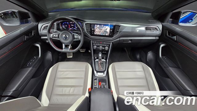 Volkswagen T-Roc — interior