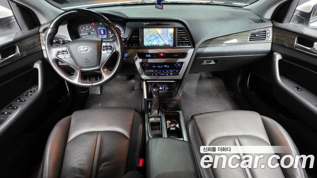 Hyundai Sonata — interior