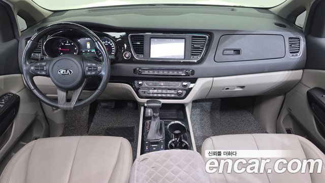 Kia Carnival — interior