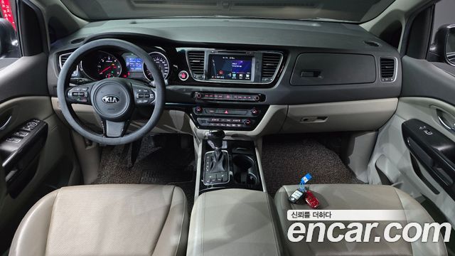 Kia Carnival — interior