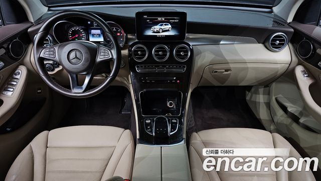 Mercedes-Benz GLC-Class — interior