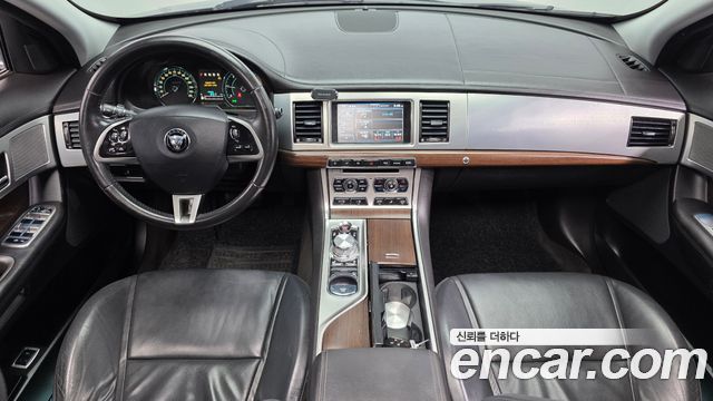Jaguar XF — interior