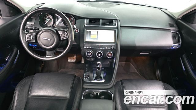 Jaguar E-Pace — interior