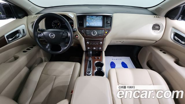 Nissan Pathfinder — interior