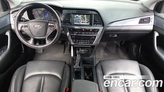 Hyundai Sonata — interior