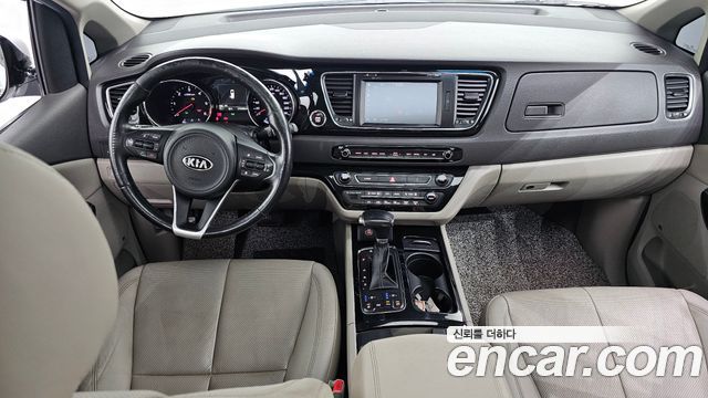 Kia Carnival — interior