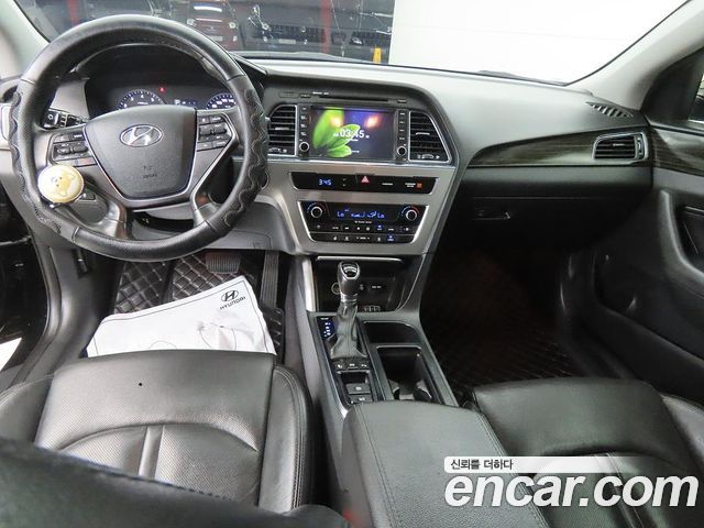 Hyundai Sonata — interior