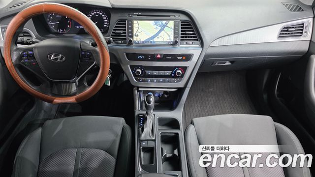 Hyundai Sonata — interior