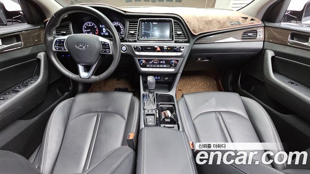 Hyundai Sonata — interior