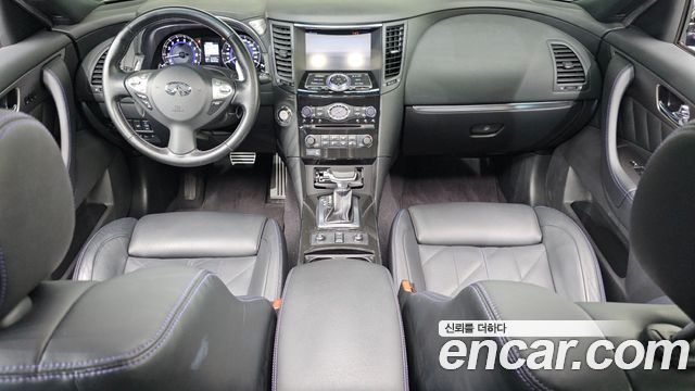 Infiniti QX70 — interior