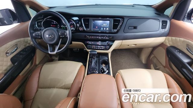Kia Carnival — interior