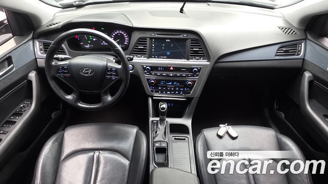 Hyundai Sonata — interior