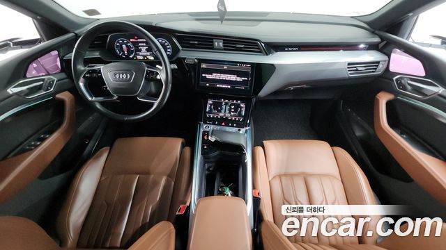 Audi e-tron — interior
