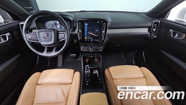Volvo XC40 — interior