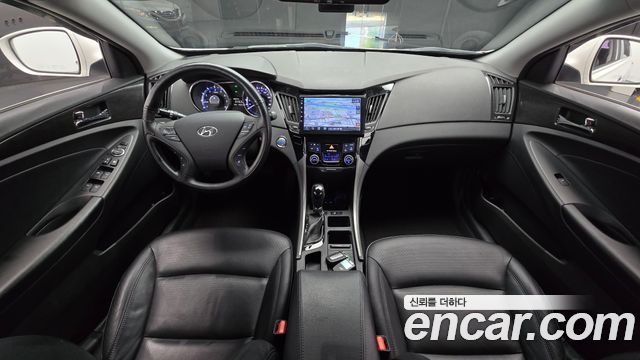 Hyundai Sonata — interior