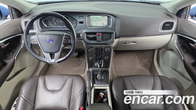 Volvo V40 — interior