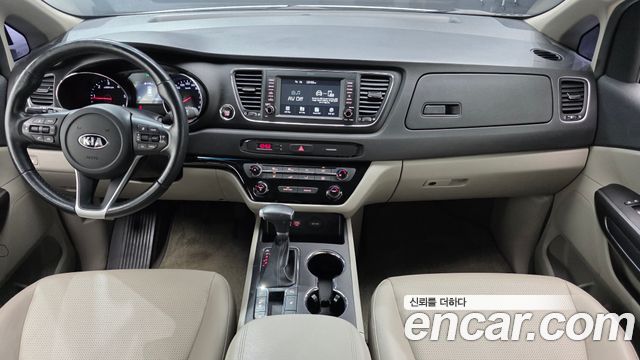 Kia Carnival — interior