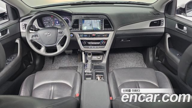 Hyundai Sonata — interior