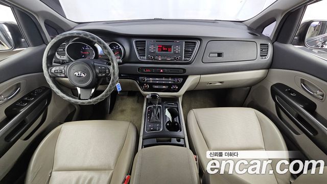 Kia Carnival — interior