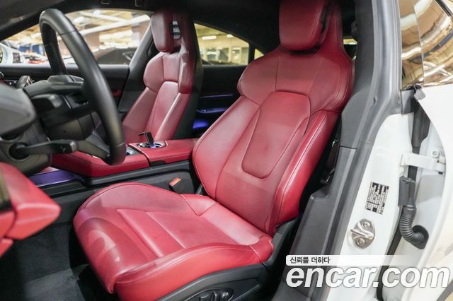 Porsche Taycan — interior