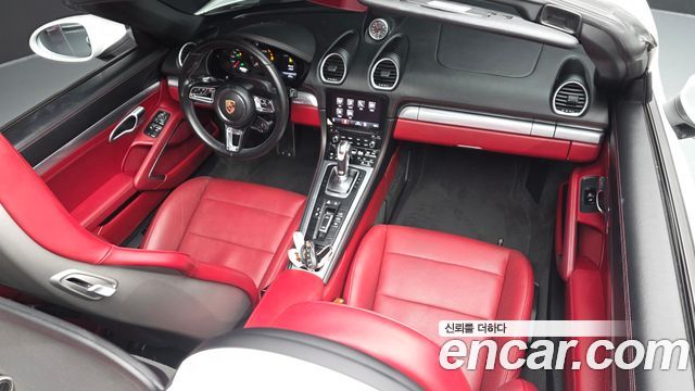 Porsche 718 — interior