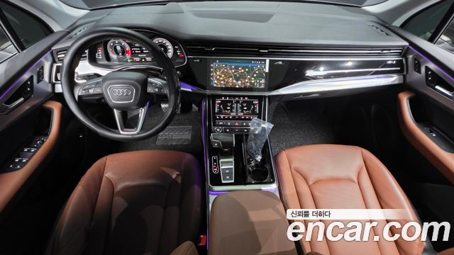 Audi Q7 — interior