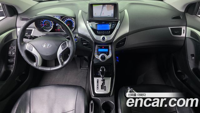 Hyundai Avante — interior