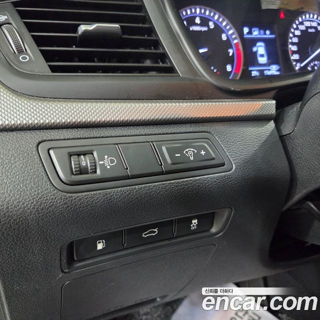 Hyundai Sonata — interior