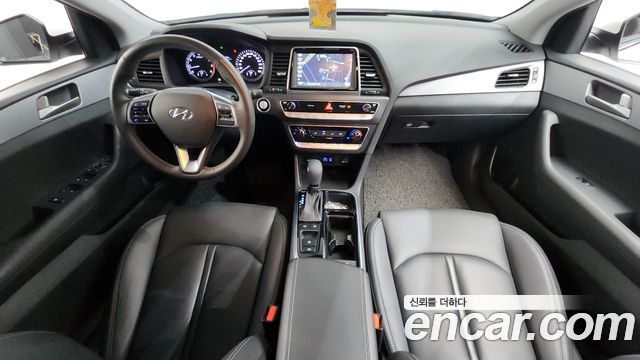 Hyundai Sonata — interior