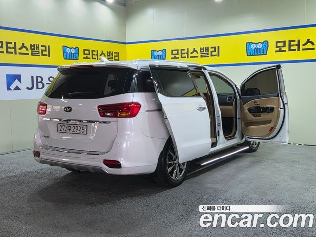 Kia Carnival — interior