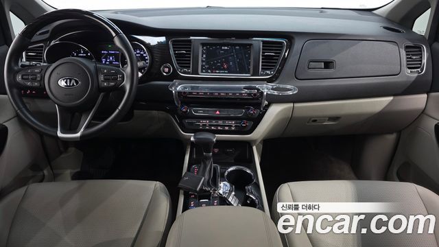 Kia Carnival — interior