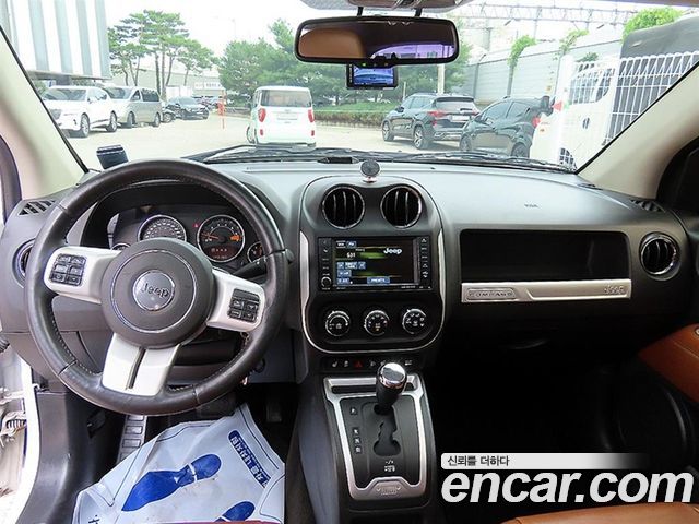 Jeep Compass — interior