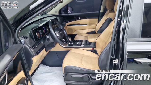 Kia Carnival — interior